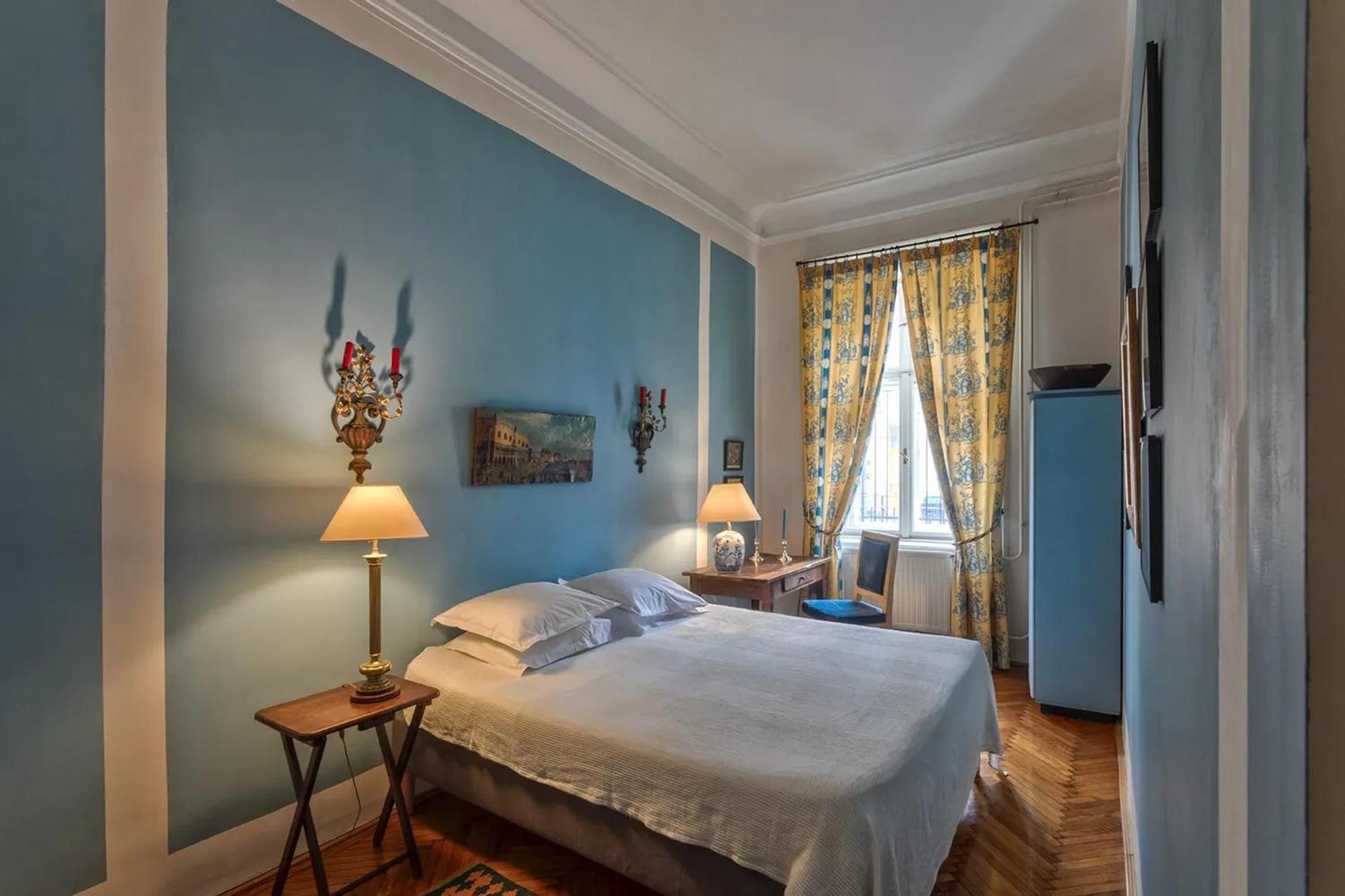 Spacious In Centre With Fireplace Apartament