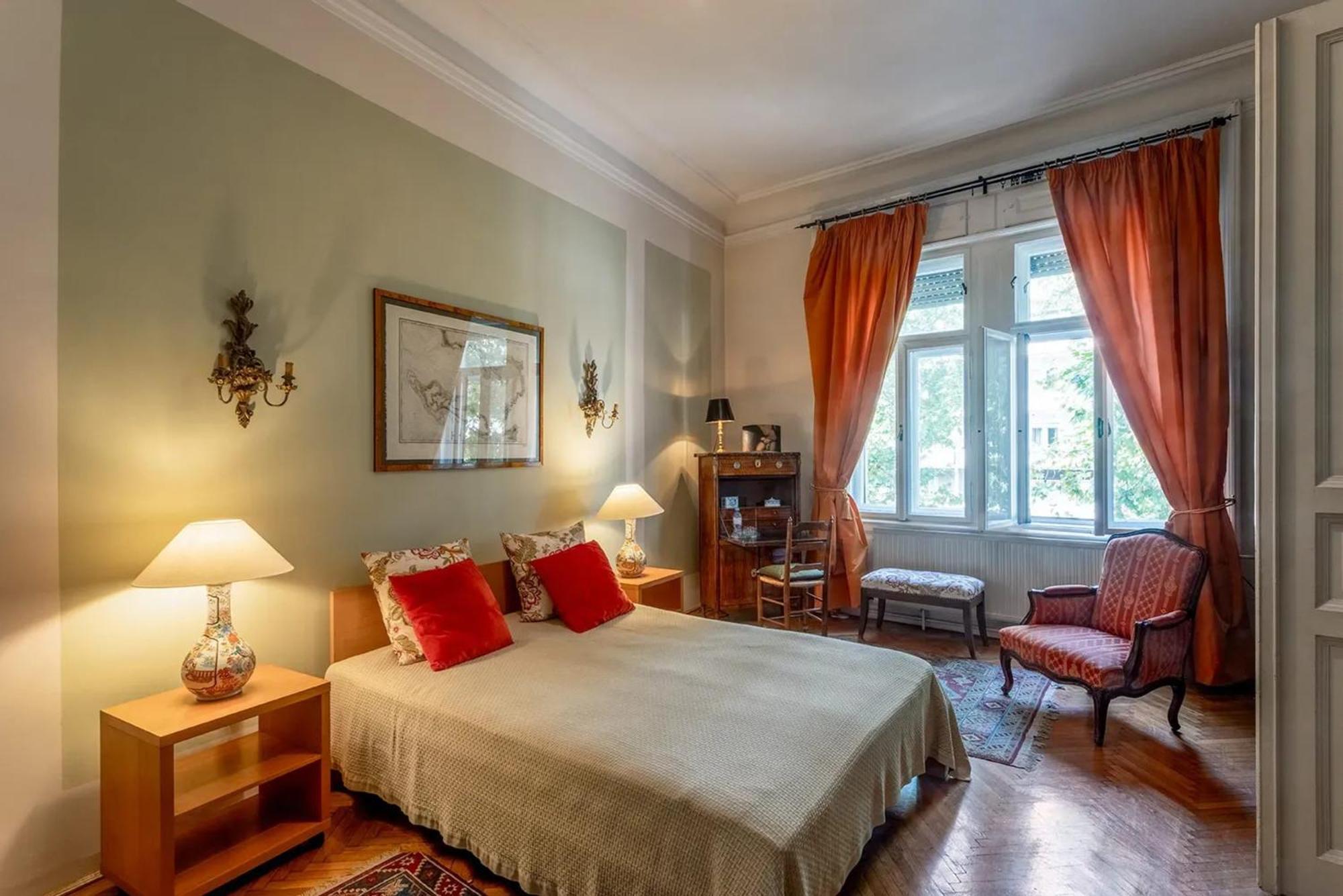 Spacious In Centre With Fireplace Apartament